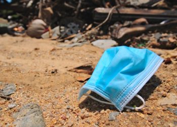Ley sancionará el desecho de mascarillas en la calle