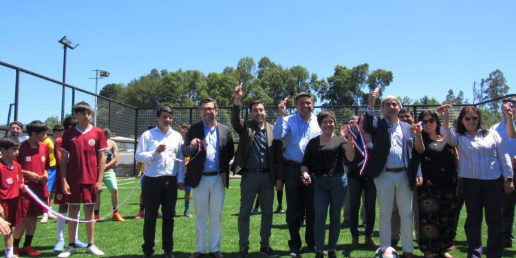 Inauguran cancha de pasto sintético en Loncoche