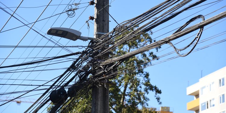 Programa de retiro de “basura aérea” sacó 40 mil metros de cableado en desuso