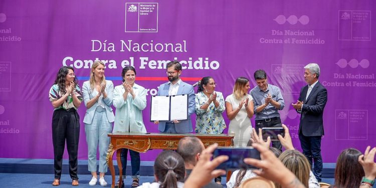 Gobierno promulgó la «Ley Antonia» que tipifica el delito del suicidio femicida