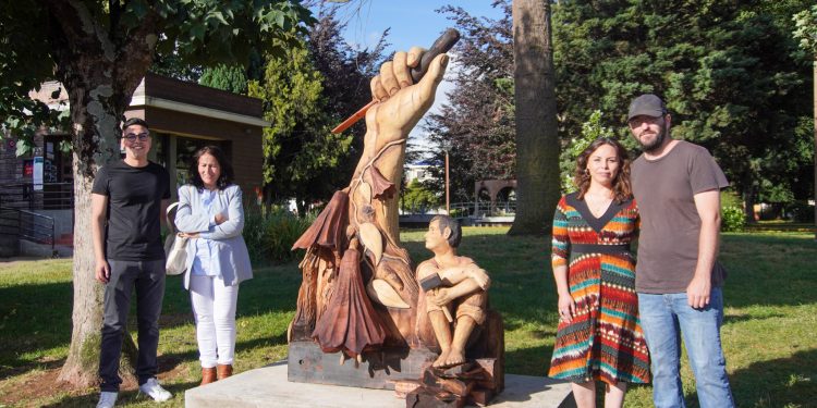 Proyecto Tradición de Talladores inaugura la primera escultura en madera de la comuna de Loncoche 