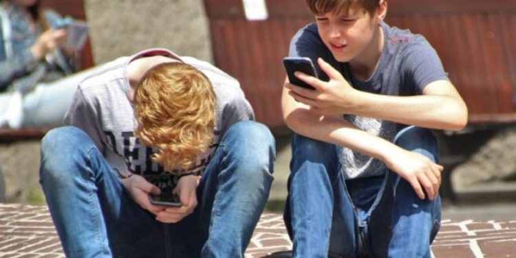 El uso del celular en nuestros hijos ¿cómo y cuándo restringirlo?