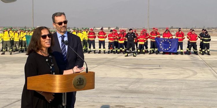 La ayuda internacional en medio de incendios forestales en Chile