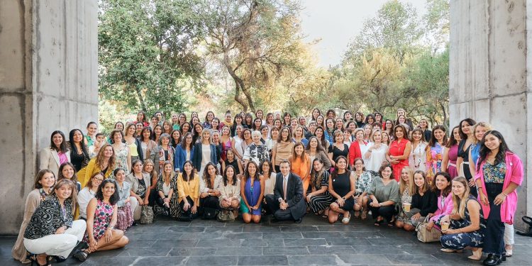 Mujeres quieren acortar la brecha digital de género