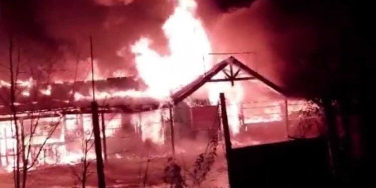 Ataque incendiario destruye escuela rural en comuna de Victoria