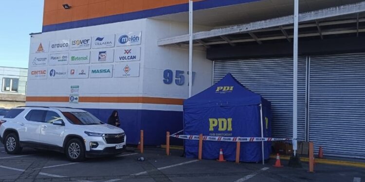 Persona en situación de calle fue encontrada muerta en estacionamiento de local comercial en Temuco