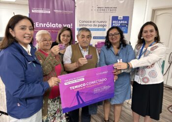 60 personas mayores de Padre Las Casas recibieron tarjeta para futuro pago electrónico de transporte público