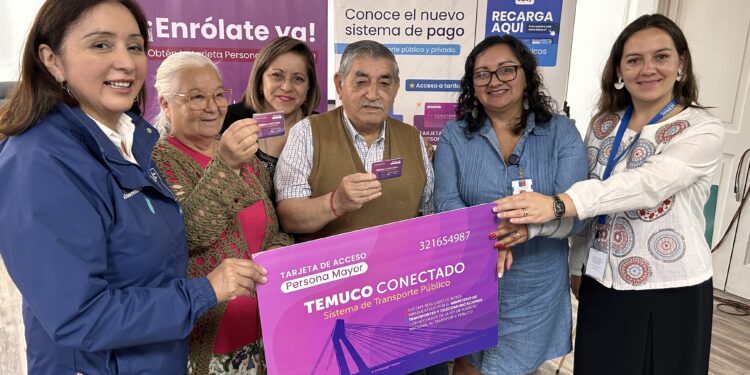 60 personas mayores de Padre Las Casas recibieron tarjeta para futuro pago electrónico de transporte público