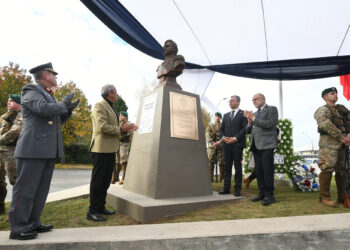 Se concreta la reubicación del busto de Bernardo O’Higgins en la Plaza de las Banderas