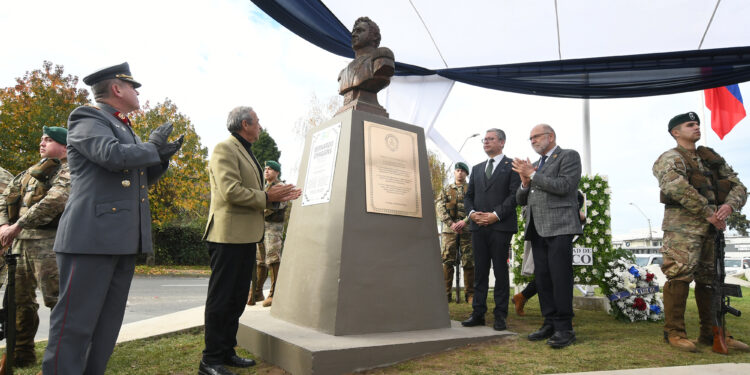 Se concreta la reubicación del busto de Bernardo O’Higgins en la Plaza de las Banderas