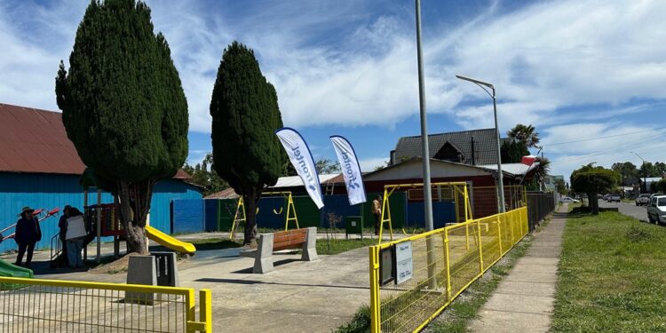 Se ilumina plaza Los Regidores en Teodoro Schmidt