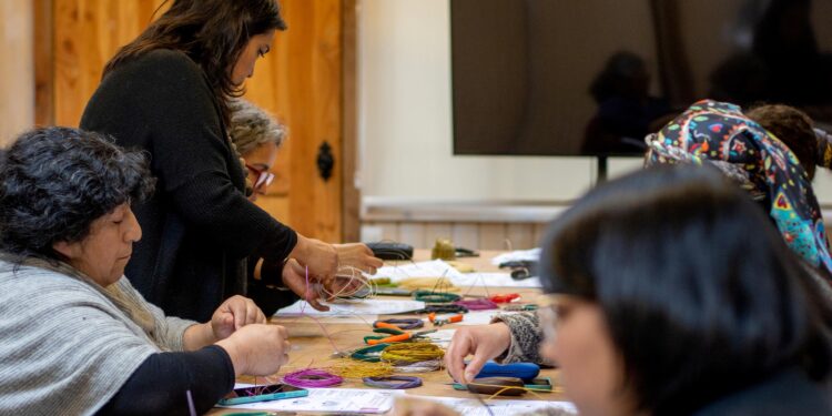 Postulaciones abiertas a curso gratuito de gestión cultural para artesanas textiles