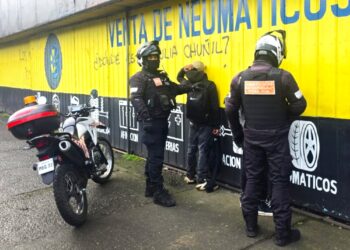 Banda sorprendida robando vehículo es detenida en el centro de Temuco