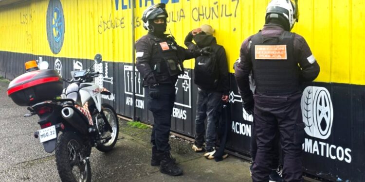 Banda sorprendida robando vehículo es detenida en el centro de Temuco