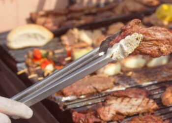 ¿Cebolla o limón para limpiar la parrilla? Experto advierte sobre una práctica muy común