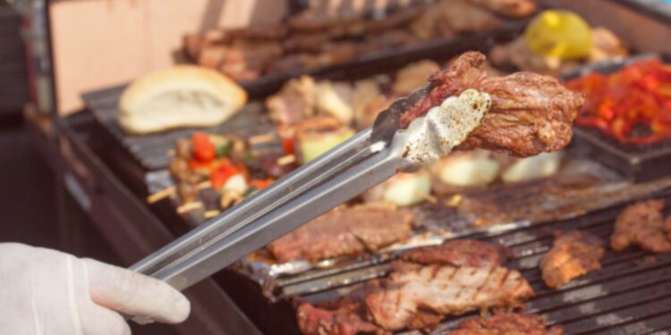 ¿Cebolla o limón para limpiar la parrilla? Experto advierte sobre una práctica muy común