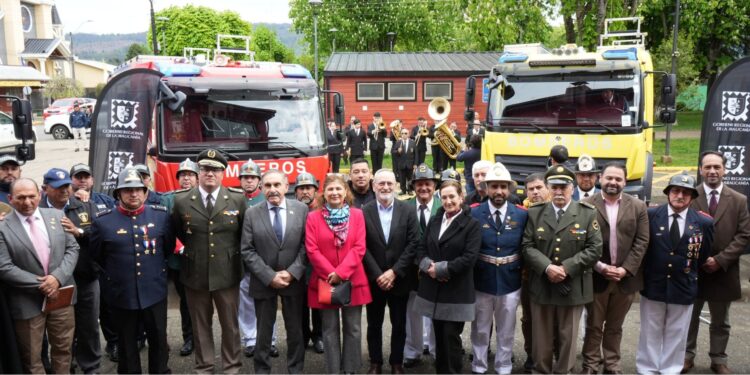 Gobierno de La Araucanía entrega nuevos carros bomba a Bomberos